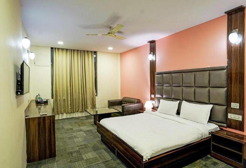 חדר דלוקס לשלושה, Collection O Riveria Resort