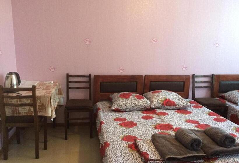 اتاق استاندارد سه تخته با بالکن, Alex's Cosy Guesthouse