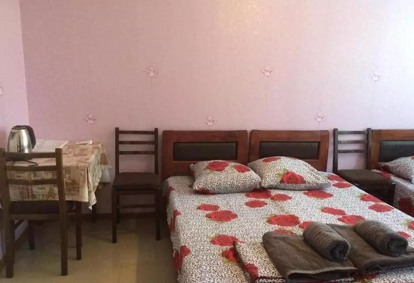 اتاق استاندارد سه تخته با بالکن, Alex's Cosy Guesthouse