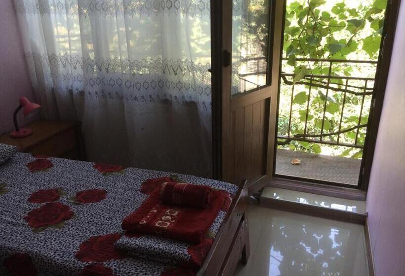 اتاق استاندارد سه تخته با بالکن, Alex's Cosy Guesthouse