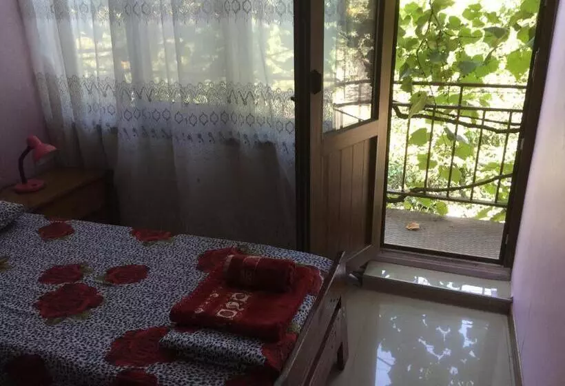 اتاق استاندارد سه تخته با بالکن, Alex's Cosy Guesthouse