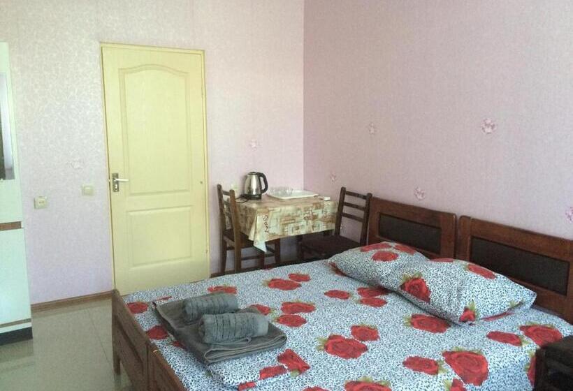 اتاق استاندارد سه تخته با بالکن, Alex's Cosy Guesthouse