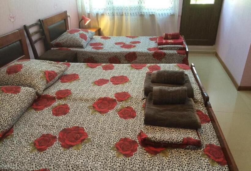 اتاق استاندارد سه تخته با بالکن, Alex's Cosy Guesthouse