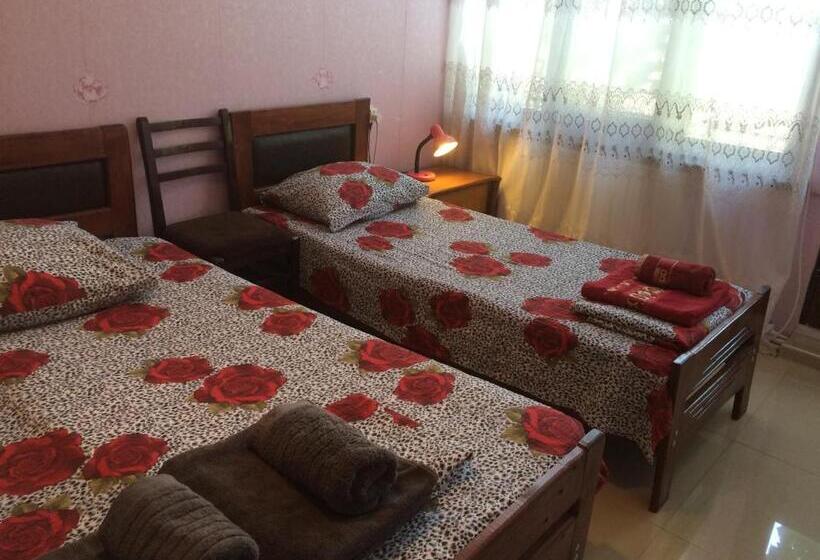 اتاق استاندارد سه تخته با بالکن, Alex's Cosy Guesthouse