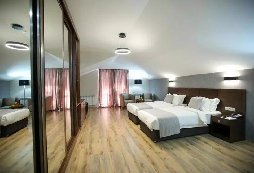اتاق خانوادگی با چشم‌انداز کوه, Crystal Hotel & Spa
