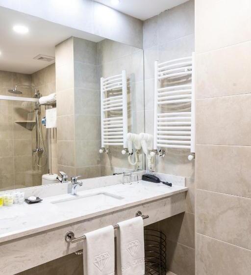 اتاق خانوادگی با چشم‌انداز کوه, Crystal Hotel & Spa