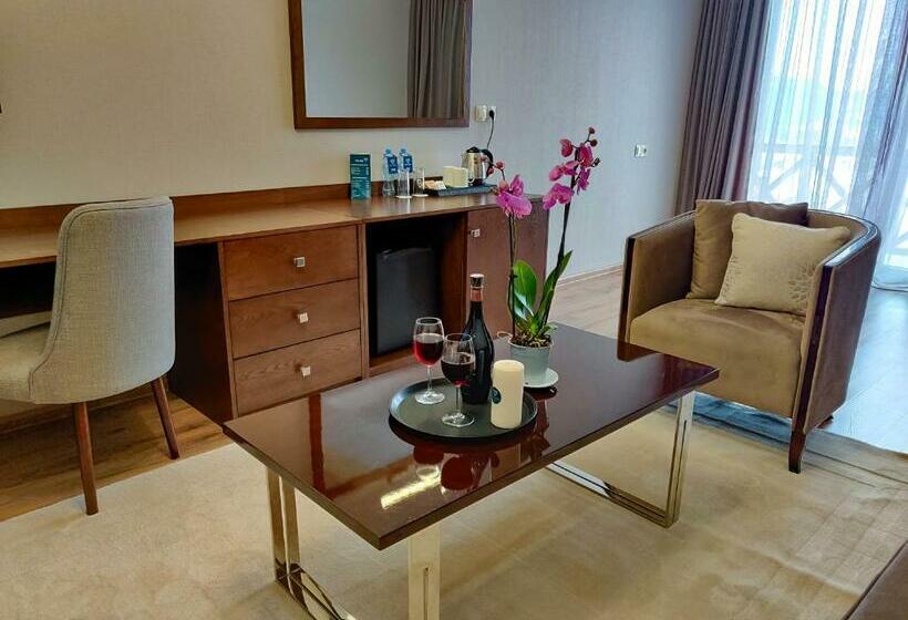 اتاق لوکس با بالکن, Crystal Hotel & Spa