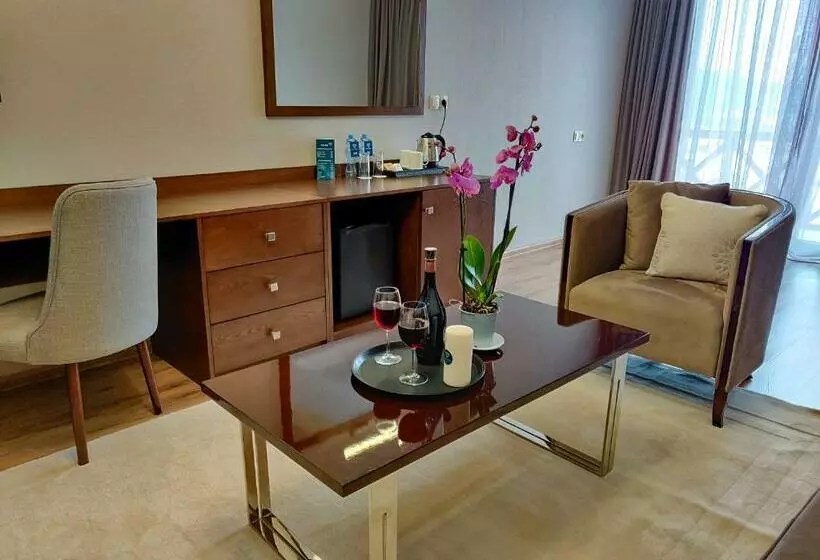 اتاق لوکس با بالکن, Crystal Hotel & Spa