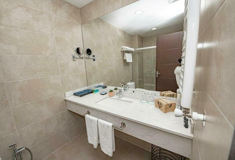 اتاق سوپریور سه تخته, Crystal Hotel & Spa