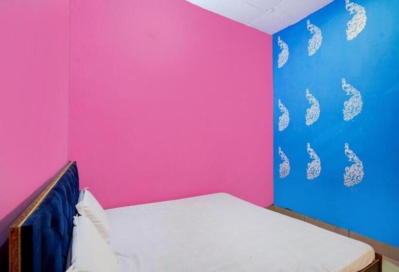 Chambre Triple Classique, Spot On Dev Rana