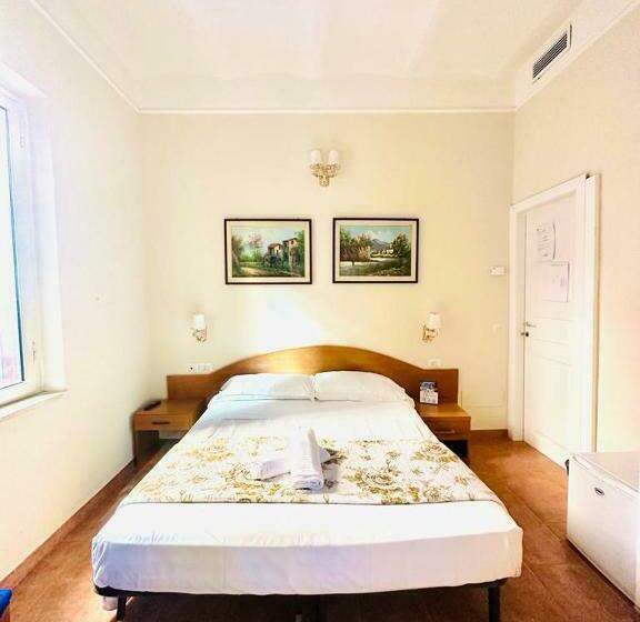 חדר סטנדרט לשלושה, Resi