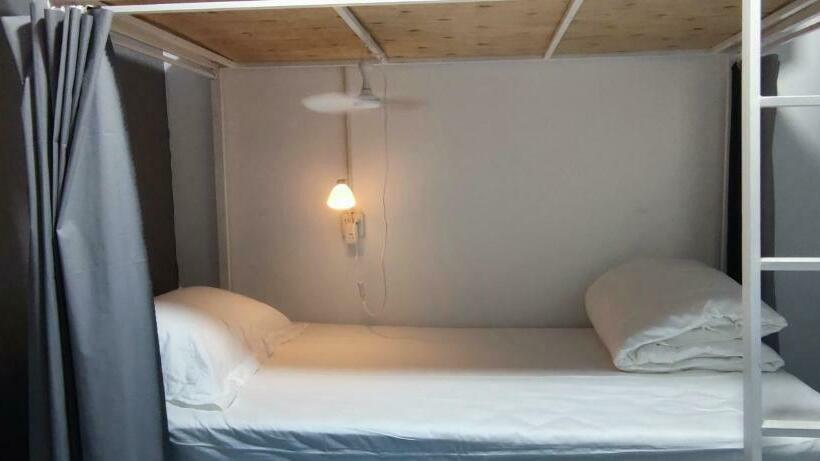 מיטה בחדר משותף, Lucky Hostel