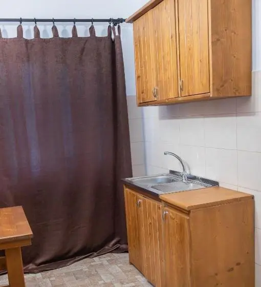 Deluxe Neljän Hengen Huone, Hanu Fain