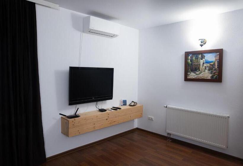 四人豪华间, Hanu Fain