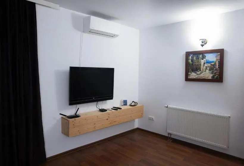 Deluxe Neljän Hengen Huone, Hanu Fain
