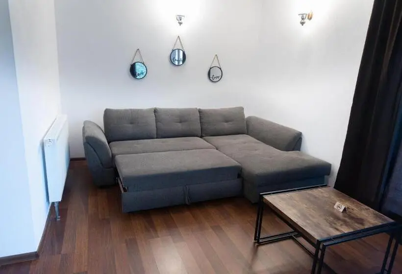 Deluxe Neljän Hengen Huone, Hanu Fain