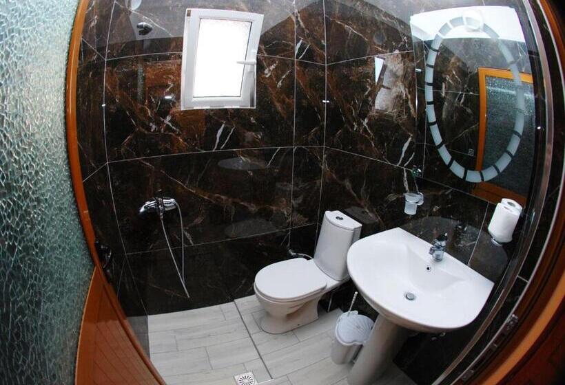 غرفة قياسية رباعية مطلة على البحر, Erioni