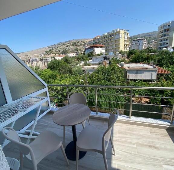 غرفة ديلوكس ثلاثية, Erioni