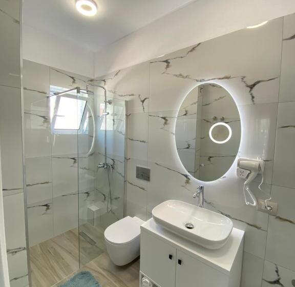 غرفة ديلوكس ثلاثية, Erioni