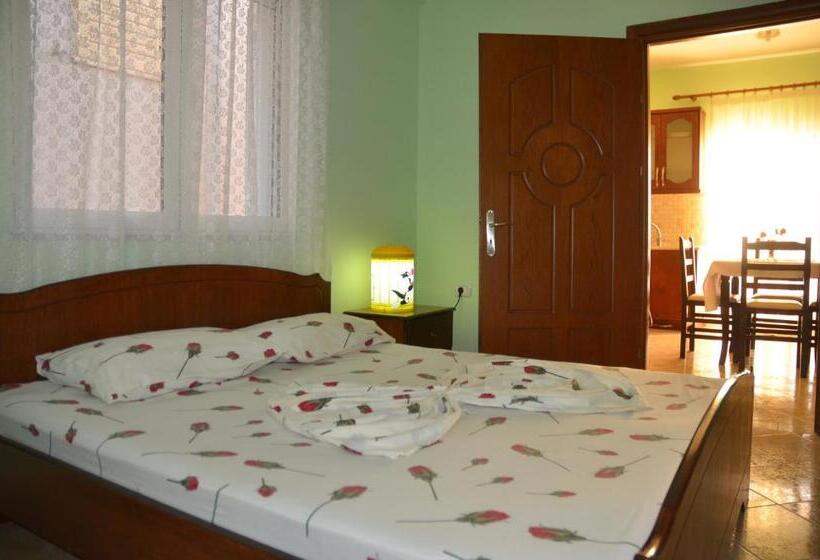 غرفة قياسية رباعية مطلة على البحر, Erioni