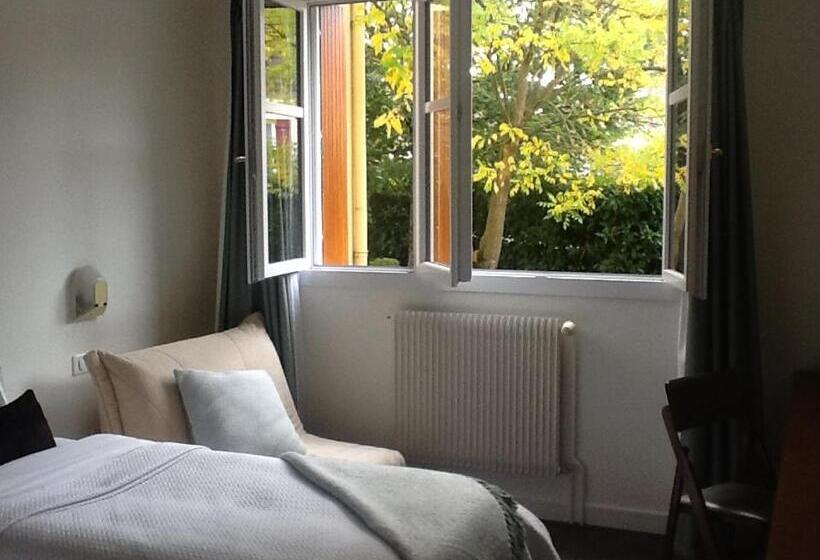 غرفة قياسية مطلّة علي الحديقة, Le Temeraire