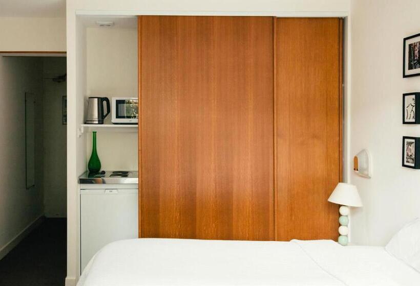 غرفة قياسية مطلّة علي الحديقة, Le Temeraire