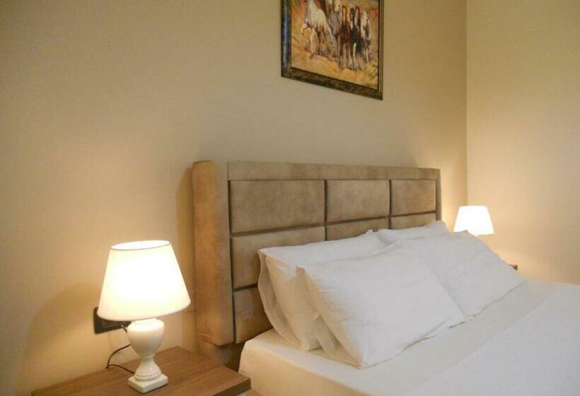 Superior Room, Onorato