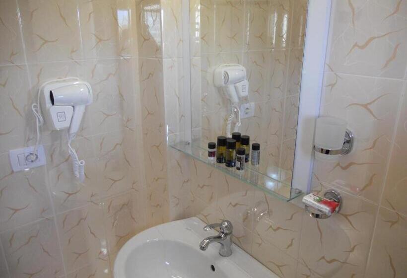 חדר סופריור לשלושה, Onorato