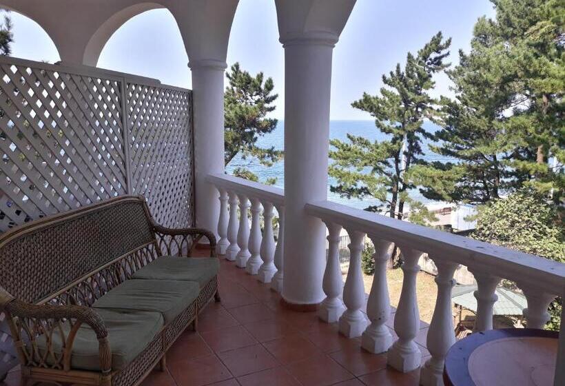 اتاق سه نفره سوپریور با چشم‌انداز دریا, Marshal Resort Kobuleti