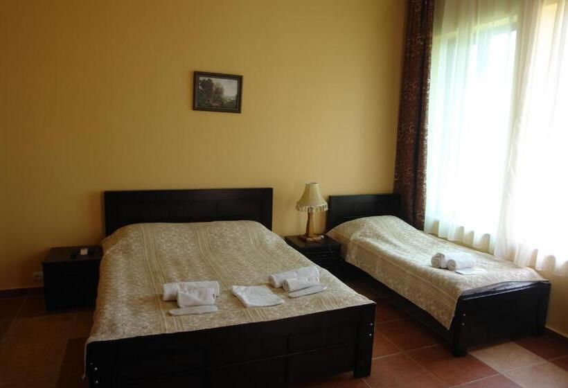 اتاق سه نفره سوپریور با چشم‌انداز دریا, Marshal Resort Kobuleti