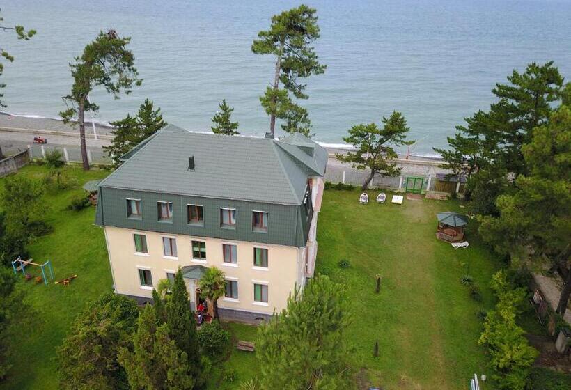 اتاق خانوادگی با چشم‌انداز جانبی دریا, Marshal Resort Kobuleti