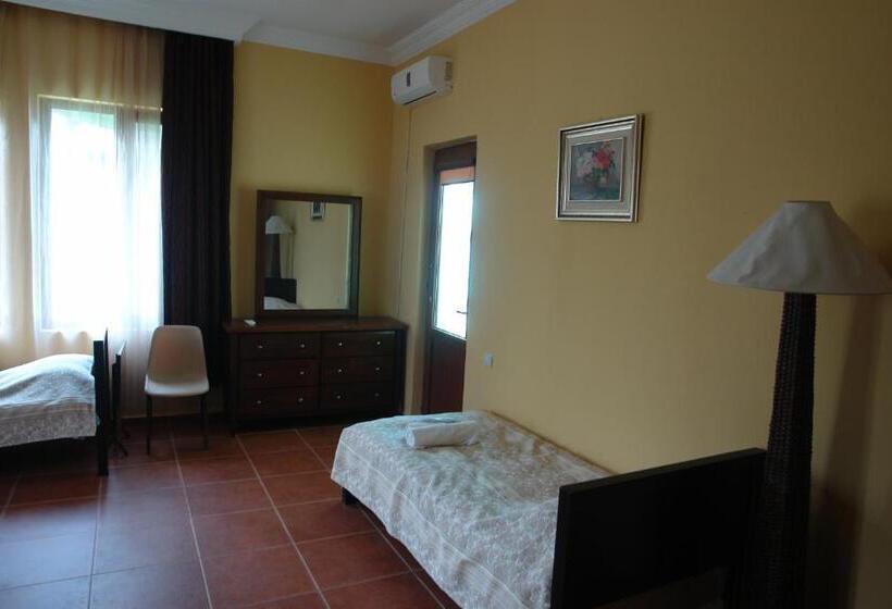 اتاق خانوادگی با چشم‌انداز جانبی دریا, Marshal Resort Kobuleti