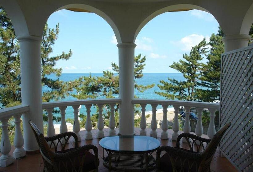 اتاق سه نفره سوپریور با چشم‌انداز دریا, Marshal Resort Kobuleti