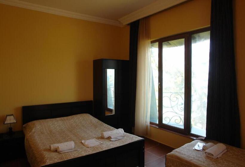 اتاق سه نفره سوپریور با چشم‌انداز دریا, Marshal Resort Kobuleti