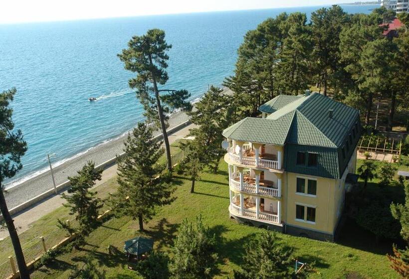 اتاق سه نفره سوپریور با چشم‌انداز دریا, Marshal Resort Kobuleti