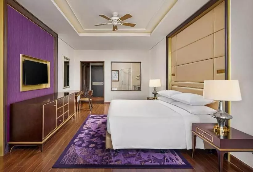 Club Room King Bed