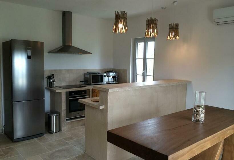 סוויטה עם ג'קוזי, Manade Des Baumelles