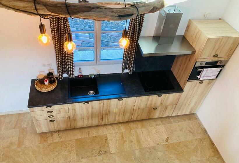 דירת חדר נוף לגינה, Manade Des Baumelles