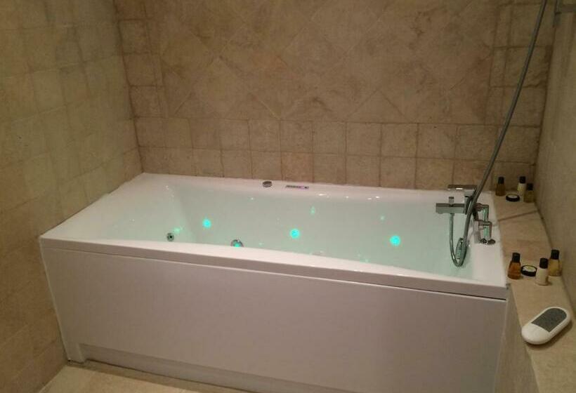 סוויטה עם ג'קוזי, Manade Des Baumelles