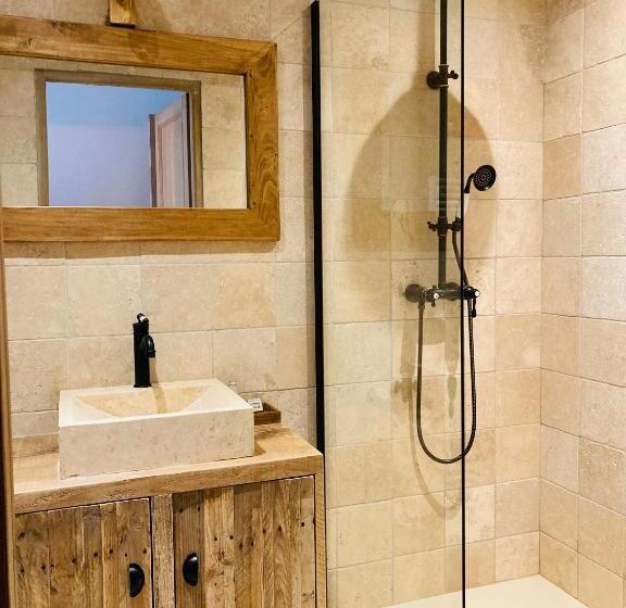 דירת חדר נוף לגינה, Manade Des Baumelles