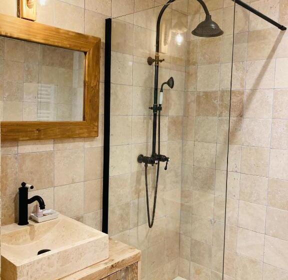 דירת חדר עם טרסה, Manade Des Baumelles