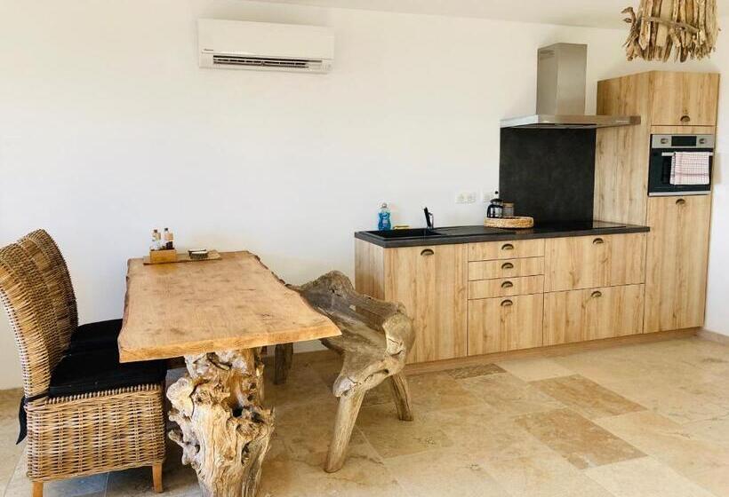 דירת חדר, Manade Des Baumelles