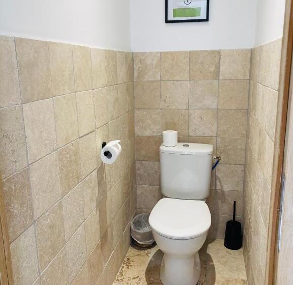 דירת חדר, Manade Des Baumelles