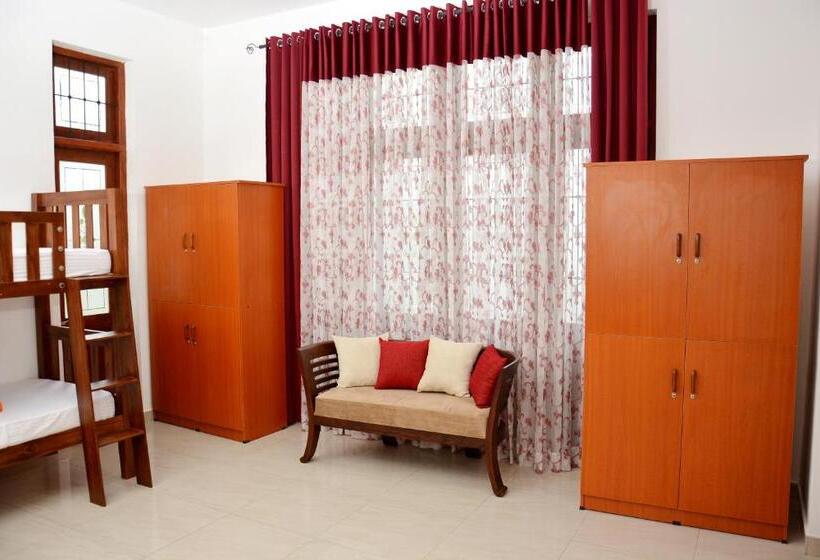 سرير فى غرفة مشتركه, Colombo Mount Beach