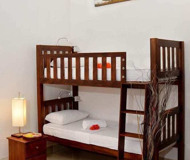 سرير فى غرفة مشتركه, Colombo Mount Beach