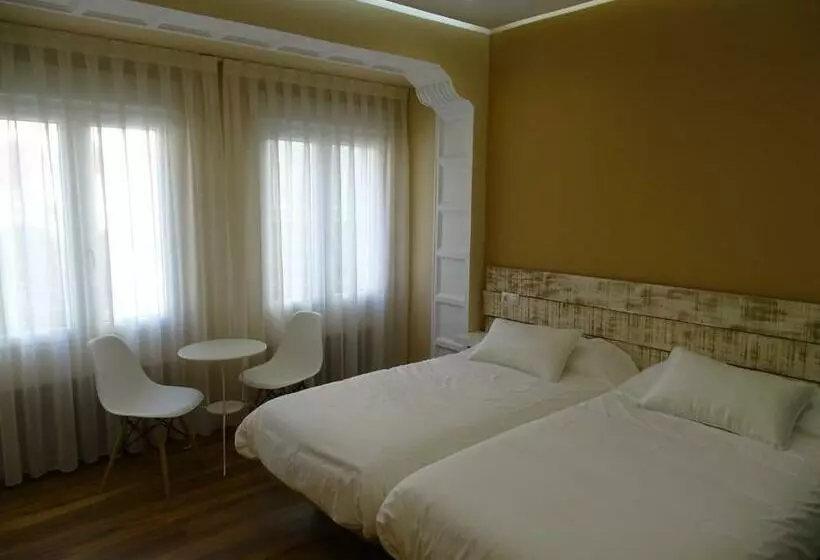 اتاق لوکس, Urban Burgos