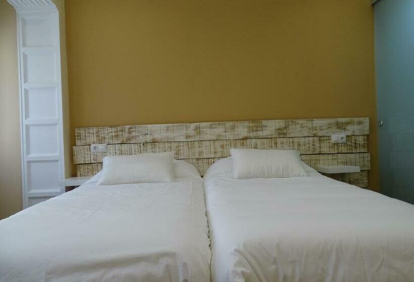 اتاق لوکس, Urban Burgos