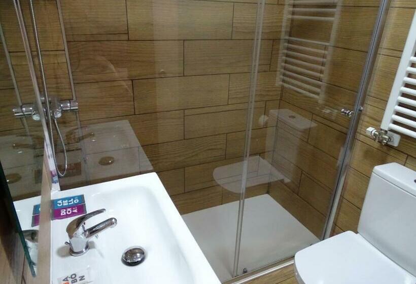 اتاق لوکس, Urban Burgos