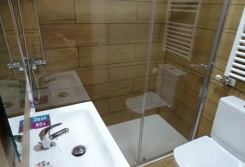 اتاق لوکس, Urban Burgos