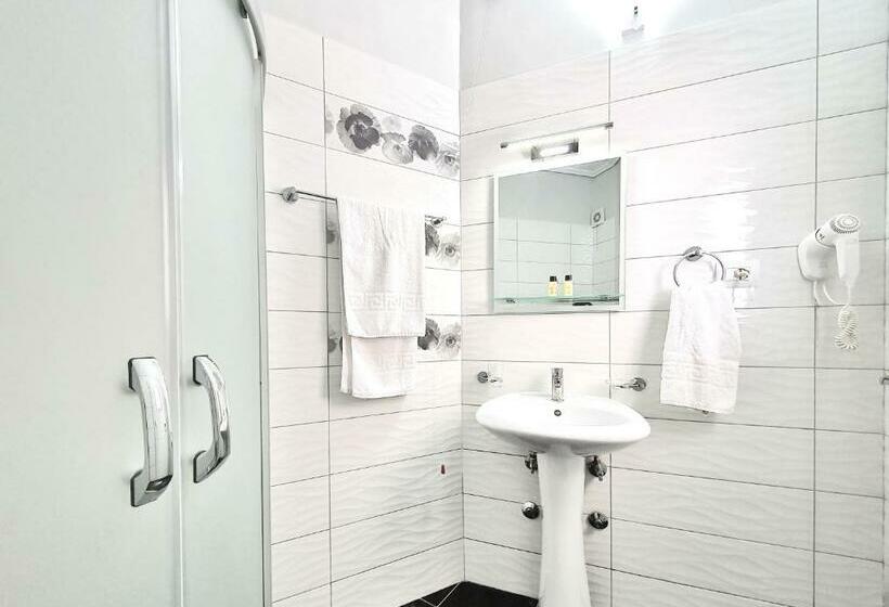 غرفة قياسية مطلّة علي البحر, Joan